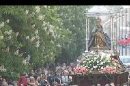 Unas treinta mil personas acompañaron a la Virgen del Camino en su largo y emotivo peregrinaje desde el santuario hasta la Catedral, en la que permanecerá hasta el último día del mes de mayo.