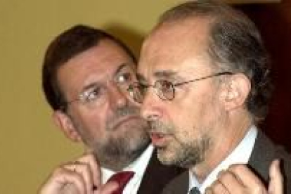 Rajoy, junto a Montoro, durante la rueda de prensa posterior al congreso de Ministros