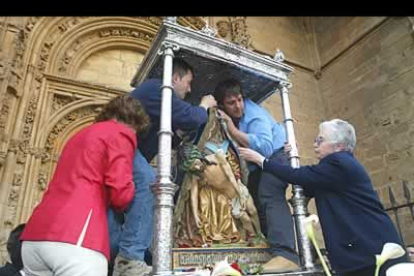 A su llegada a San Marcos, se procedió al cambio de manto y de corona de la Virgen.