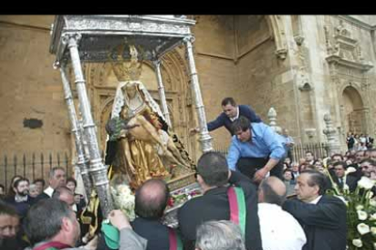 Ya está preparada para seguir el trayecto por el paseo de La Condesa y por Ordoño, camino a la sigueinte parada, la iglesia de San Marcelo.