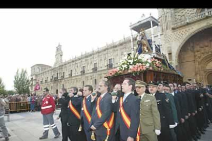 La corporación municipal de León se prepara para llevar a la patrona a su siguiente destino.
