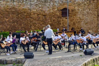 Imagen de una actuación de la Big Band coyantina, surgida de la Escuela de Música, a los pies del castillo de Valencia de Don Juan. SALAGRE