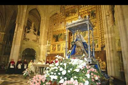 Ya instalada, la Virgen se prepara para recibir una soleme misa, oficiada por el obispo de León, Julián López.