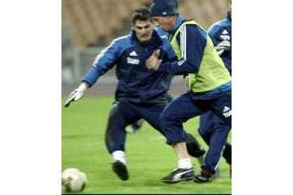 Guti intenta superar a Casillas en el entrenamiento de ayer en Kiev
