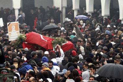 Varias personas portan el féretro del político opositor tunecino Chukri Bel Aid.