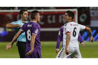 Kroos y Yeray se encaran en una acción del partido que acabó con cartulina amarilla para los dos jugadores. RAMIRO/MARCIANO