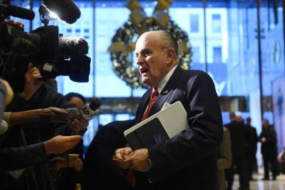 Giuliani ha recibido críticas tras revelar que pedirá a otro país, Ucrania, que promueva una investigación.