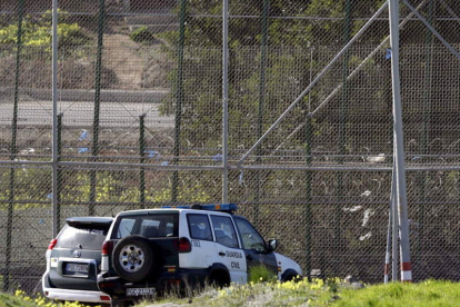 Dos vehículos de la Guardia Civil junto a la valla de Melilla.