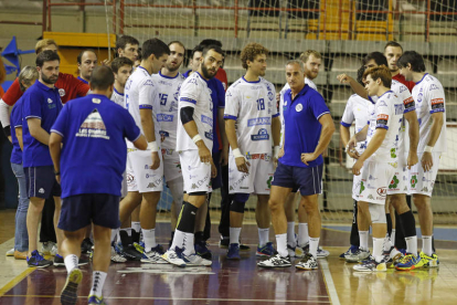 Imagen del Ademar en su último partido contra el Oporto. FERNANDO O. PERANDONES
