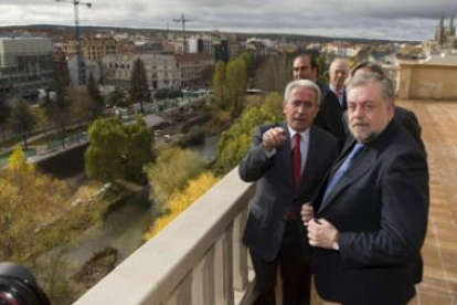 Octavio Granado, en primer plano, inaugura la nueva sede de la Seguridad Social en Burgos.