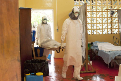 Unos médicos trasladan a un enfermo de ébola en una clínica de Foya, Liberia.
