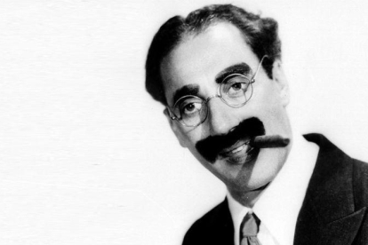 Groucho Marx, con su característico bigote pintado y su puro en 1933.