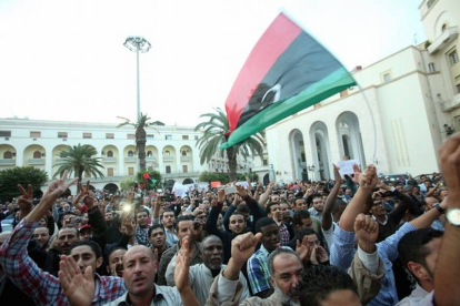 Miles de libios se manifiestan contra la presencia de las milicias, este domingo en Trípoli.