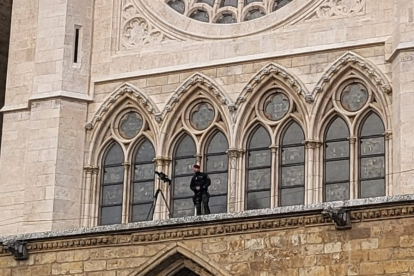 Un francotirador en la Catedral de León. X