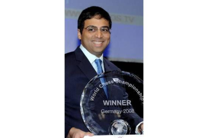 Anand, sonriente con su trofeo de campeón del mundo