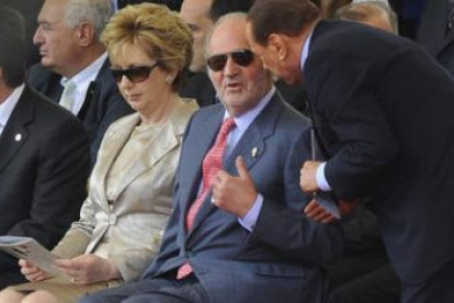 El rey Juan Carlos conversa con Silvio Berlusconi.