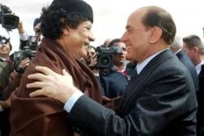 Gadafi y Berlusconi se abrazan en el desierto libio de Sirte