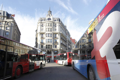 El déficit de los autobuses urbanos de León alcanza los 4,2 millones de euros. JESÚS F. SALVADORES