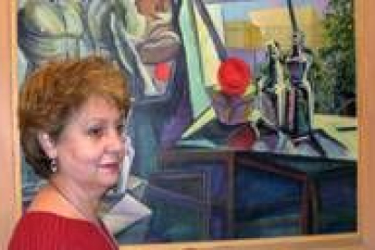 La pintora madrileña Carmen García Velasco posa junto a una de sus obras