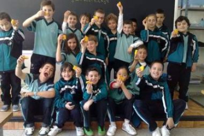 Los alumnos del colegio San Juan de la Cruz posan con su pieza de fruta.