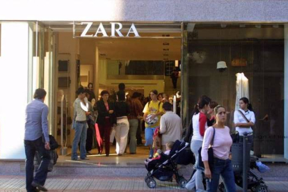 La tienda de Zara está ubicada en la céntrica avenida Camino de Santiago de Ponferrada.
