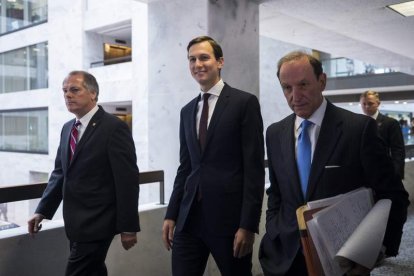 Jared Kushner, (centro), tras ser interrogado por el Comité de Inteligencia del Senado. JIM LO SCALZO