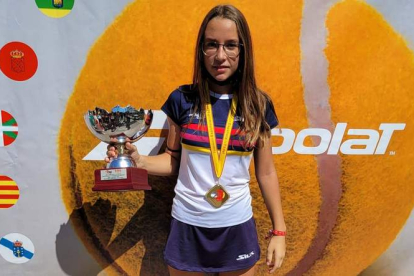 Aysha Carrera Martínez con el trofeo de campeona en el Nacional de pádel en categoría infantil y la medalla de oro. DL