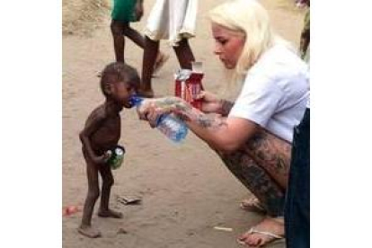 Una activista danesa da de beber a un niño de dos años en Nigeria que había sido abandonado en la calle por su familia acusado de brujo