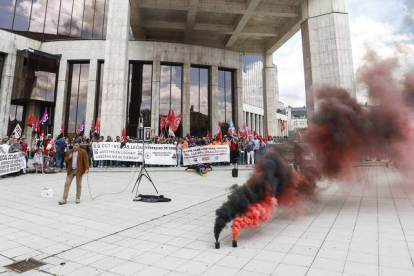 Los trabajadores leoneses de Vestas se concentraron ante la sede de la Junta para intentar evitar el cierre de cuatro de sus siete líneas de producción. CARLOS S. CAMPILLO