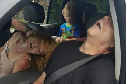 Un niño en el asiento trasero de un coche, con su madre y un hombre incoscientes por el consumo de heroína, en East Liverpool, estado de Ohio, en septiembre del 2016