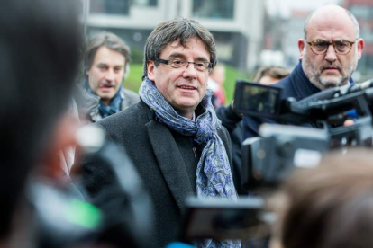 El expresidente de la Generalitat, Puigdemont, rodeado de periodistas en Bruselas. STEPHANIE LECOCQ