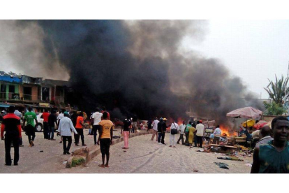 El mercado de Terminus en la ciudad de Jos, tras la explosión de dos coches bomba en un concurrido.