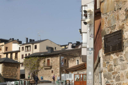 A la derecha, arriba, cámaras de vigilancia a la entrada de la calle Gil y Carrasco, junto al castillo. L. DE LA MATA