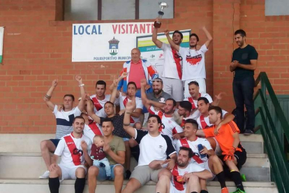 Los jugadores del Villarrín posan con el trofeo de campeón. DL