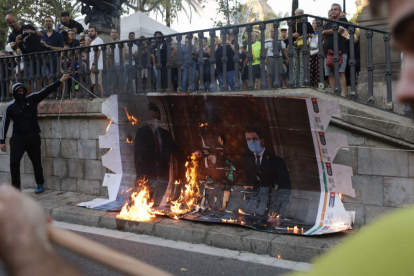 Sectores independentistas queman una imagen de Pere Aragonés. QUIQUE GARCÍA