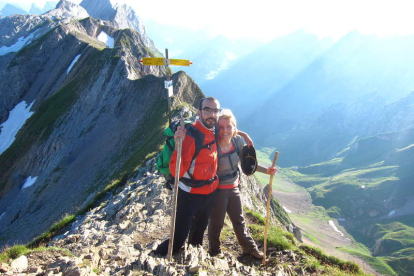 Álvaro Nistal y su novia Tina en la cima de Säntis, el pico más alto del norte de Suiza.