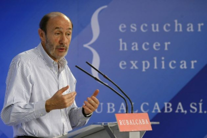 El candidato por el PSOE a la Presidencia Alfredo Perez Rubalcaba durante la clausura este mediodia del Foro Educacion para el Empleo celebrado en la sede del PSOE en Madrid .