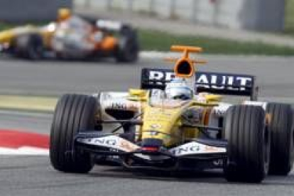 Imagen del nuevo Fórmula 1 de Fernando Alonso con Renault en el circuito de Montmeló