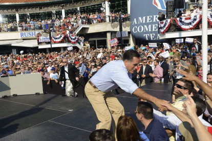 El candidato republicano Mitt Romney saluda a sus seguidores en Florida.