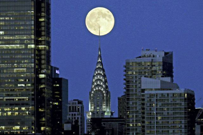 La superluna detrás del edificio Chrysler en Nueva York, el 10 de agosto de 2014. PETER FOLEY | EFE