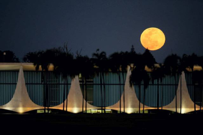 Vista de la superluna desde el Palacio del Alvorada en Brasilia, el domingo 10 de agosto de 2014. Fernando Bizerra Jr. | EFE