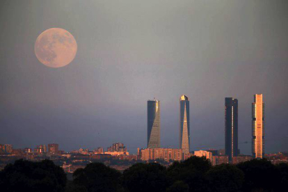 La luna por encima del área de negocios de Madrid, el 10 de agosto de 2014.  SERGIO PEREZ | REUTERS