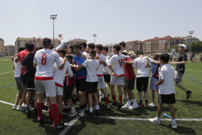 El equipo leonés celebra el ascenso. FERNANDO OTERO