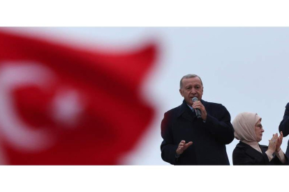 Recep Tayyip Erdogan se dirige a sus partidarios ayer,  fuera de su casa tras ganar la segunda vuelta de las elecciones turcas. TOLGA BOZOGLU