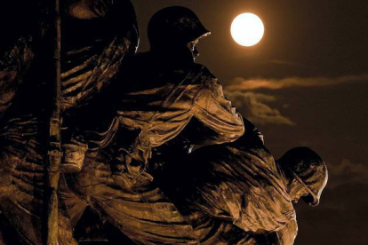 La superluna por encima del memorial de guerra de los marines en Arlington (Virginia), el 10 de agosto de 2014. WIN MCNAMEE | AFP