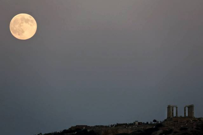 La superluna asoma por detrás del Templo de Poseidón, al sur de Atenas (Grecia), el 10 de agosto de 2014. YORGOS KARAHALIS | REUTERS