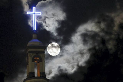 La superluna sobre la catedral de Monterrey, México, el 10 de agosto de 2014. DANIEL BECERRIL | REUTERS