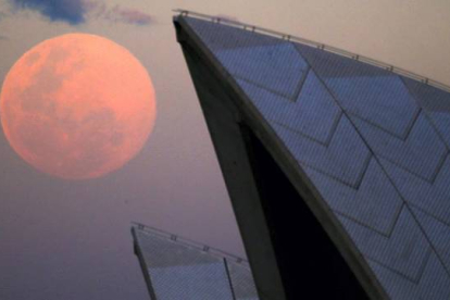 La superluna se eleva detrás del techo de la Ópera de Sydney, Australia. DAVID GRAY/REUTERS