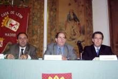 El profesor López de Xilanes, en el centro, durante la conferencia