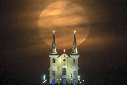 La iglesia de Penha da Nossa Senhora en Río de Janeiro, Brasil, ante la superluna de agosto. YASUYOSHI CHIBA/AFP